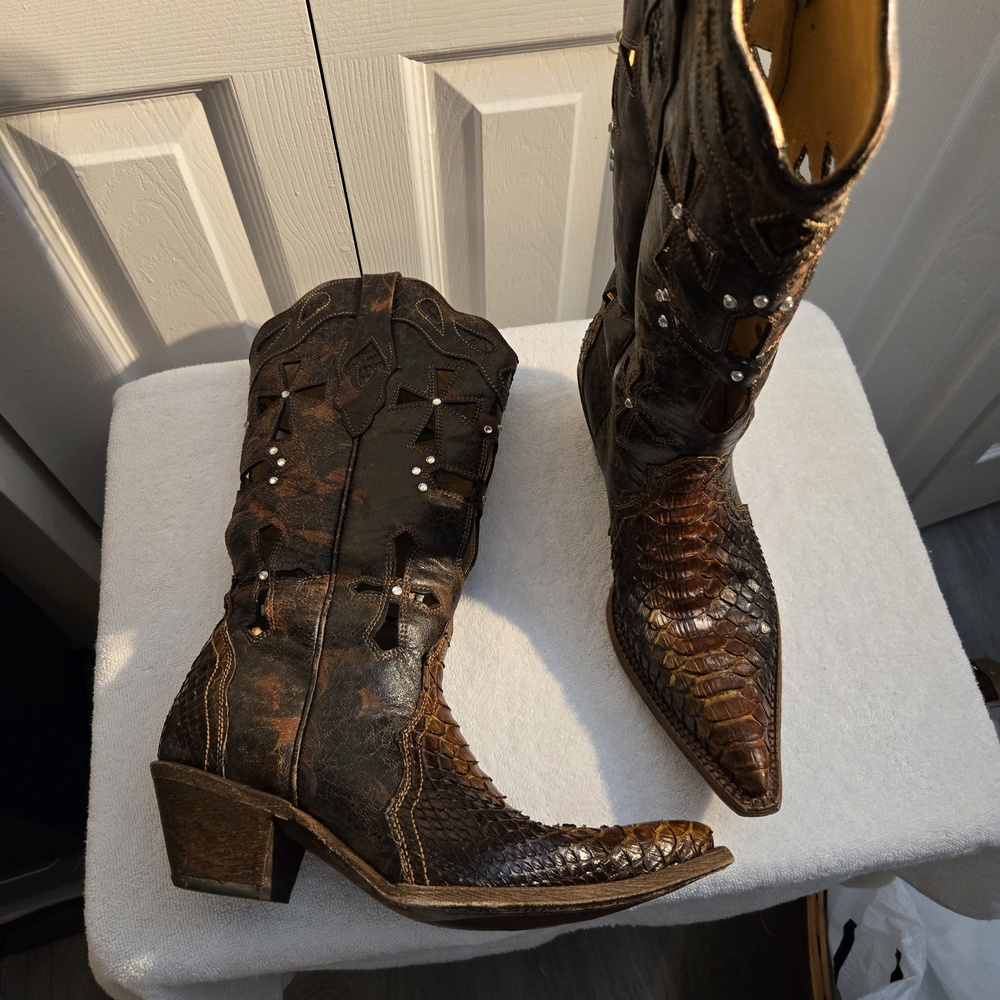 Western Distressed Leather Heeled Boots